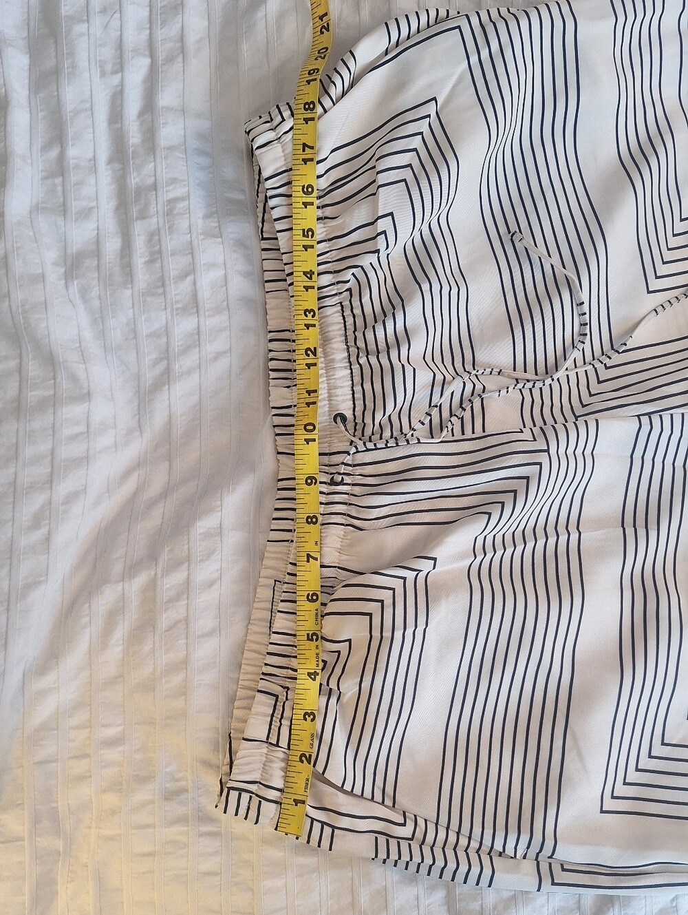 H&M Cream Wide-Leg Pants with Black Geometric Paterns - Picture 4 of 6